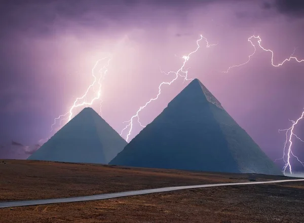 Paisaje Las Grandes Pirámides Giza Bajo Una Fuerte Tormenta Eléctrica — Foto de Stock