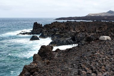 Los Hervideros, Lanzarote, Kanarya Adaları, İspanya 'nın engin lav tarlalarının ve kaynayan sularının manzarası..