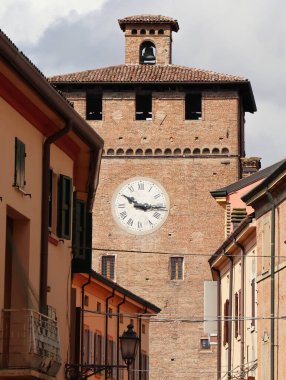 Nonantola 'nın ortaçağ saat kulesi. Modena, İtalya.