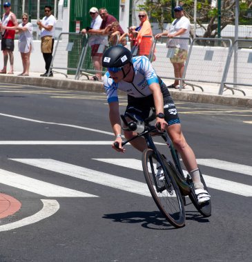 Lanzarote, Kanarya Adaları, İspanya, 23 Mayıs 2022: Lanzarote 'de Ironman Triatlon 2022 yarışmasında bisikletçi. Kanarya Adaları, İspanya