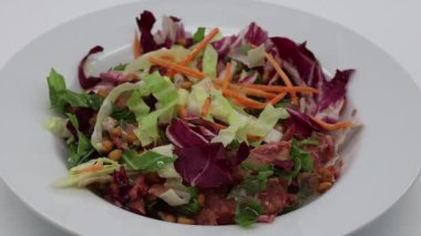 Dönüşümlü taze yaz salatası.