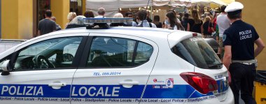Modena İtalya - 4 Haziran 2022 İtalyan Yerel Polis arabası. Polizia Locale Italiana Modena 'da güvenliği koruyor.