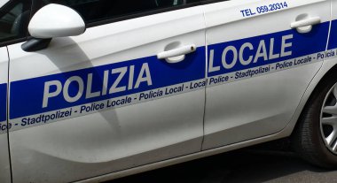 Modena, İtalya - 4 Haziran 2022 İtalyan Yerel Polis arabası. Polizia Yerel İtalya.