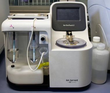 Bolonya - İtalya - 18 Temmuz 2022: Yaşam Teknolojileri. İyon bir dokunuş iki. DNA Libray hazırlığı. Teknoloji sıralanıyor.