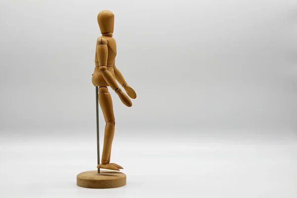 被白色背景隔离的木制人影 木人形人体模型 案文的篇幅 — 图库照片