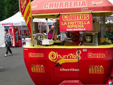 Modena - İtalya - 4 Haziran 2022: Modena 'daki Uluslararası Sokak Gıda Fuarı' nda Churros satışı. İtalya