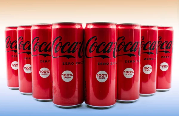 Bologna Italië November 2021 Blik Coca Cola Geïsoleerd Gekleurde Achtergrond — Stockfoto