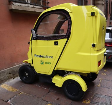 Bologna - İtalya - 30 Aralık 2021: Poste Italiane tarafından kullanılan elektrikli posta aracı. Bologna. İtalya