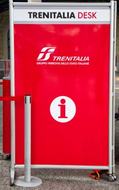 Bologna - İtalya - 19 Şubat 2022: Trenitalia Billboard, Gruppo delle Ferrovie Dello Stato Italiano, İtalyan Demiryolları Grubu. Trenitalia Masası.