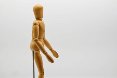 Tahta figür beyaz arka planda izole edilmiş. Ahşap Şekil Mankeni. Metin için boşluk.