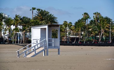 Puerto del Carmen sahilindeki cankurtaran kulübesi, Lanzarote Adası, İspanya