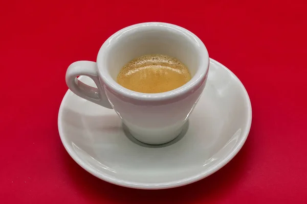 Klasik Talyan Espresso Kahvesi Kırmızı Arka Planda Izole Edilmiş Bolonya — Stok fotoğraf
