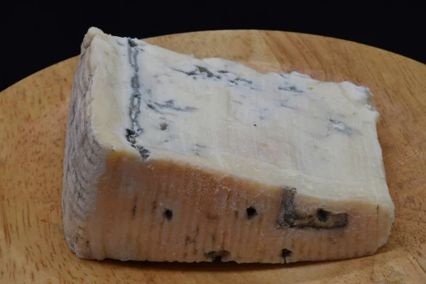 Slice Traditional Italian Gorgonzola Cheese Isolated Black Background — ストック写真