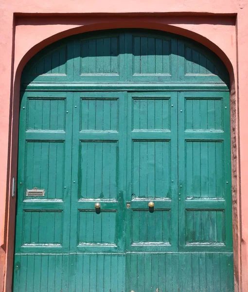 Старые Старинные Пастельно Зеленые Двери Пастельно Розовая Стена Равенна Италия — стоковое фото