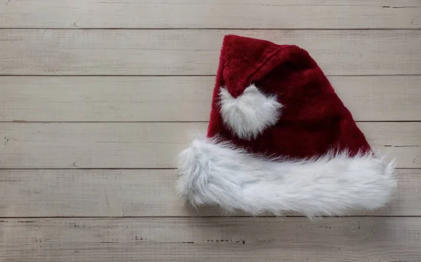 Красный Санта Клаус Шляпа Изолированы Деревянном Фоне Рождественское Украшение Рождественские — стоковое фото