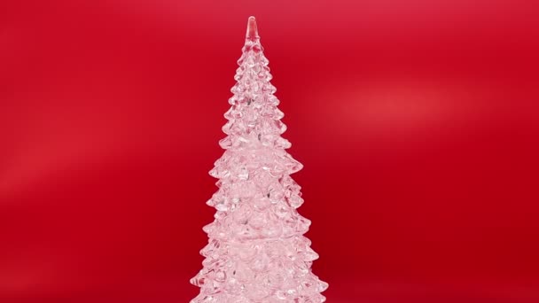 Árbol Navidad Cristal Aislado Sobre Fondo Rojo Girando Decoraciones Navidad — Vídeo de stock