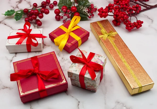 Scatole Regalo Natale Isolate Sul Tavolo Marmo Decorazioni Natalizie — Foto Stock