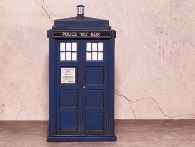 Polis telefon kulübesi defteri duvar arkasında izole edilmiş. Doctor Who 'dan TARDIS. Metin için boşluk.