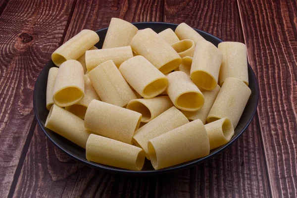 Tradicional Italiano Não Cozido Paccheri Pasta Gragnano Mesa Madeira — Fotografia de Stock