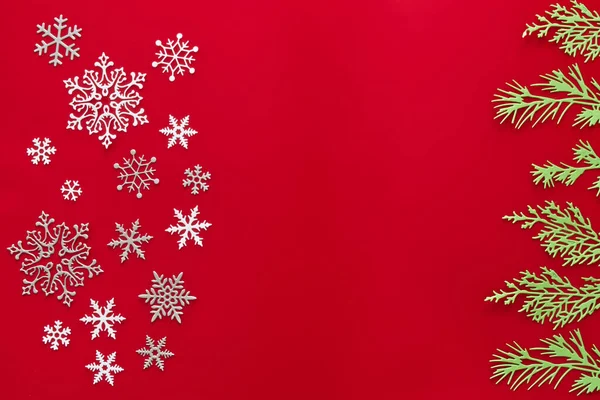 Снежно Красный Фон Фон Снежинкой Концепция Празднования Рождества Плоский Лежал — стоковое фото