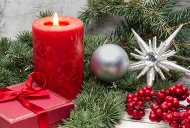 Kırmızı Noel mumu ve Noel hediyesi kutusu ahşap arka planda