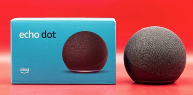 Bolonya - İtalya - 14 Eylül 2022 Amazon Yankı Noktası. Alexa, sanal yapay zeka asistanı. Kırmızı arkaplan