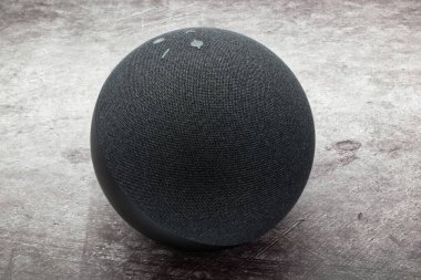 Bolonya - İtalya - 14 Eylül 2022 Amazon Yankı Noktası. Alexa, sanal yapay zeka asistanı. Gri beton arkaplan