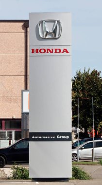 Modena - İtalya - 14 Ağustos 2022: Satış ve hizmet merkezini belirtmek için Honda logosu kuruldu