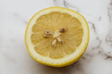 Limon, temiz mermer arka planda yarı izole