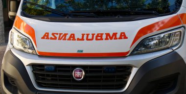 Bolonya - İtalya - 10 Eylül 2022: Ambulans beklemede. İtalya