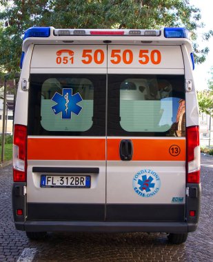 Bolonya - İtalya - 10 Eylül 2022: Ambulans beklemede. İtalya