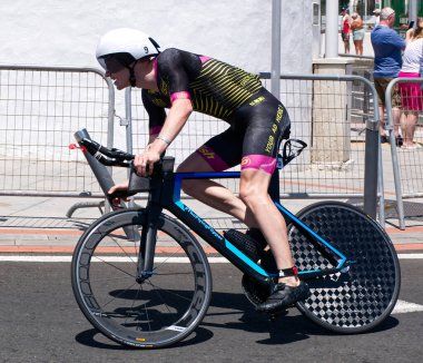 Lanzarote, Kanarya Adaları, İspanya, 23 Mayıs 2022: Lanzarote 'de Ironman Triatlon 2022 yarışmasında bisikletçi. Kanarya Adaları, İspanya
