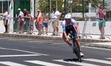 Lanzarote, Kanarya Adaları, İspanya, 23 Mayıs 2022: Lanzarote 'de Ironman Triatlon 2022 yarışmasında bisikletçi. Kanarya Adaları, İspanya
