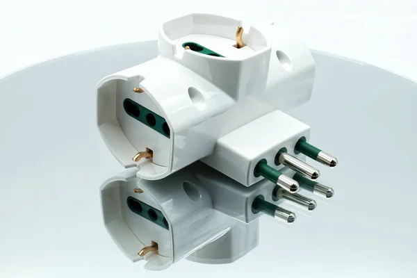 Adaptador Tomada Elétrica Dispositivos Conexão Energia Doméstica Isolados Branco — Fotografia de Stock