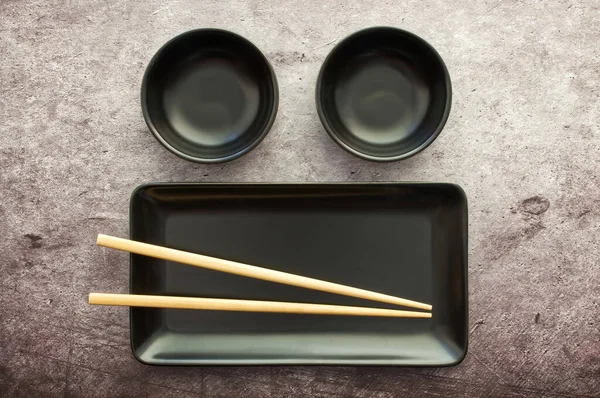 Svart Slate Plate Med Chopstick Grå Betong Bakgrund Flat Lay — Stockfoto