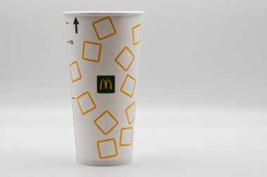 Bologna İtalya, 7 Ekim 2022: McDonald 's meşrubat bardağı beyaz arka planda izole edilmiş
