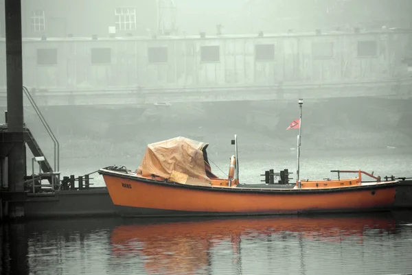 Boot im Nebel — Stockfoto