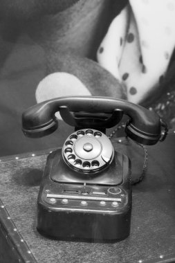 Eski bir telefon - Antika siyah bir telefon seti.