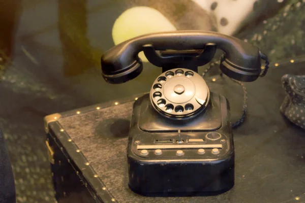 Telepon lama - Sebuah perangkat telepon hitam antik lama. — Stok Foto