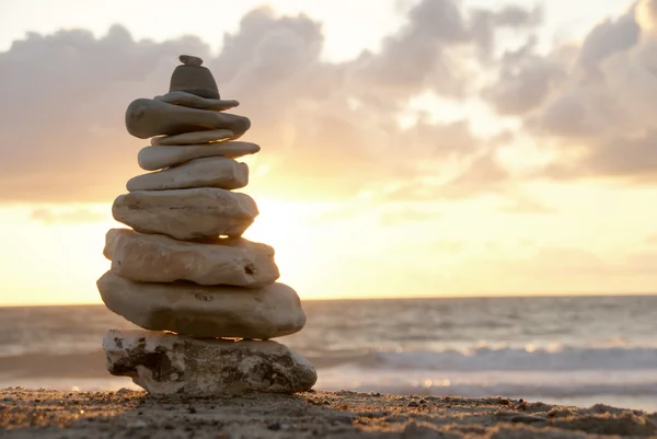 Balance - A tower of stacked stones — Stock Photo, Image