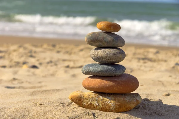 Balance - A tower of stacked stones — Stock Photo, Image