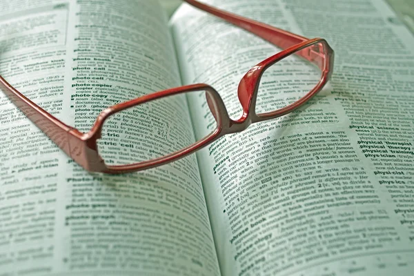 Dictionnaire et lunettes de lecture — Photo