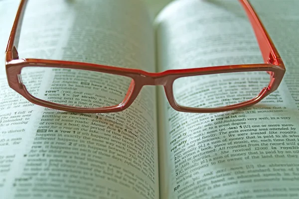 Λεξικό και γυαλιά — Φωτογραφία Αρχείου