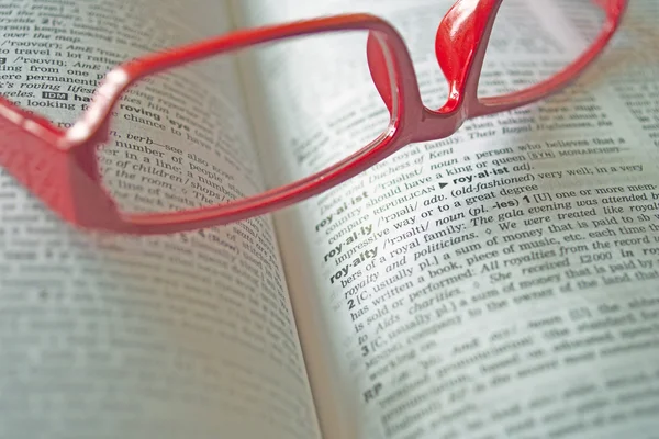 Dictionary and reading glasses — Stock Photo, Image