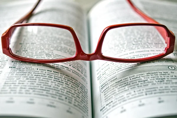 Dictionary and reading glasses — Stock Photo, Image