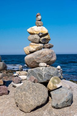 Kumsalda taş yığını