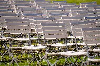 Açık hava tiyatrosunda boş sandalyeler