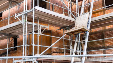 İskeleli eski tuğla bina