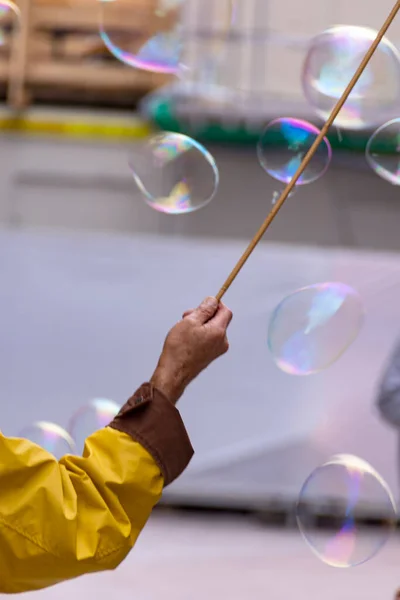 Vertikální Snímek Průhledných Bublin Rukou Pozadí — Stock fotografie