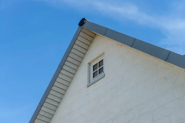 Gebouw Met Raam Blauwe Lucht — Stockfoto